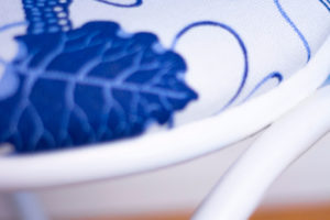 Kabinettstücke-Webseite-2018-Produkte-Möbel-weisser-Hocker-La-Plata-2