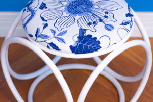 Kabinettstücke-Webseite-2018-Produkte-Möbel-weisser-Hocker-La-Plata-3