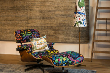 Lounge Chair von Charles Eames aus dem Jahr 1956 bezogen mit dem Josef Frank Stoff Unter dem Aequator Schwarz RGB 300 DPI 38 x 45 cm